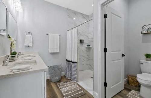 Englewood East House | New 4/2 House Near Beach w/King Bed, Backyard