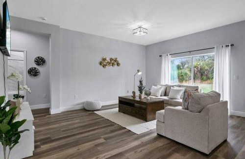 Englewood East House | New 4/2 House Near Beach w/King Bed, Backyard