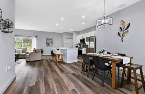 Englewood East House | New 4/2 House Near Beach w/King Bed, Backyard