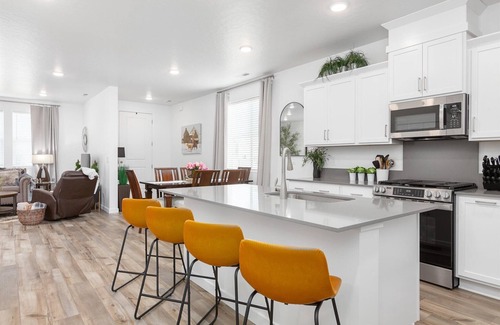 Eagle House | New 4-bdrm 2 1/2 bath townhome in Eagle with King Beds Pool WiFi 2 car Garage