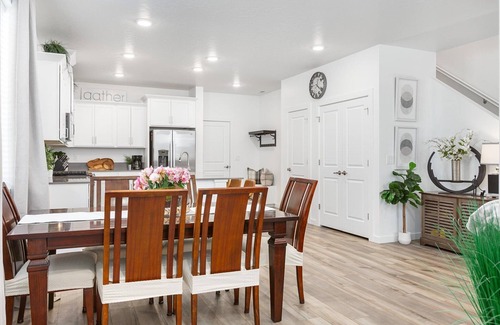 Eagle House | New 4-bdrm 2 1/2 bath townhome in Eagle with King Beds Pool WiFi 2 car Garage