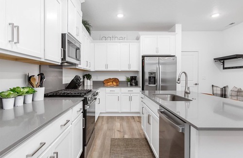 Eagle House | New 4-bdrm 2 1/2 bath townhome in Eagle with King Beds Pool WiFi 2 car Garage