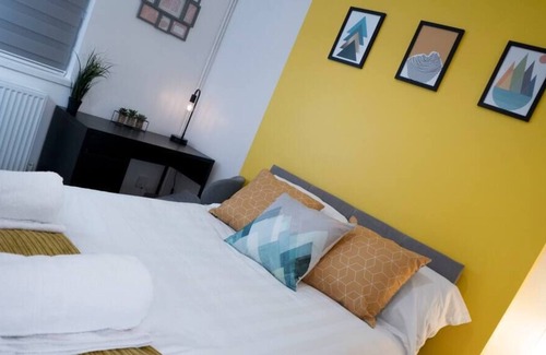 Gedling House | NEW 4 bed Carlton House Wi-fi Netflix