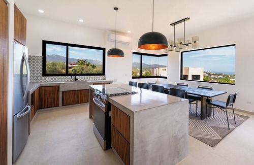 La Ventana House | New 4 bedroom home - pool and jacuzzi - 10 minute walk to South Beach