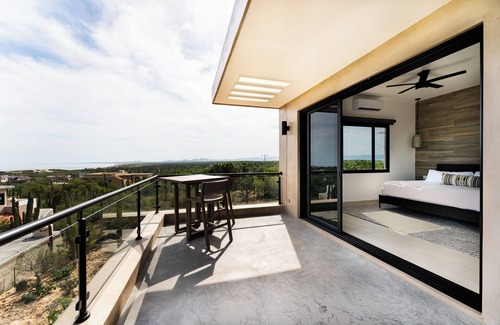 La Ventana House | New 4 bedroom home - pool and jacuzzi - 10 minute walk to South Beach