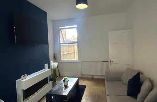 Grimsby House | NEW 4 Double Bedrooms Large House