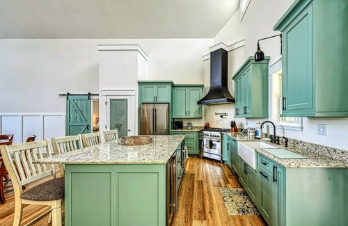 Mineral House | NEW 4BR Lakefront Lake Anna, Hot Tub, Boat Dock, Deck, Fire Pit, Views