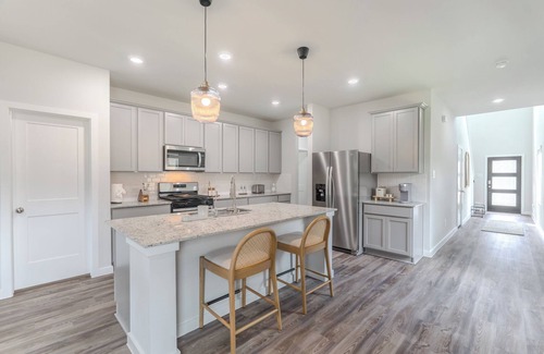 Magnolia House | NEW 5 bdr + lake view + playground + BBQ, fits 10!
