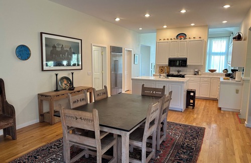 Sun Valley House | NEW ! 5 min from River Run Ski lift, 4 bdrm home, 2 frplaces, jacuzzi tub, deck