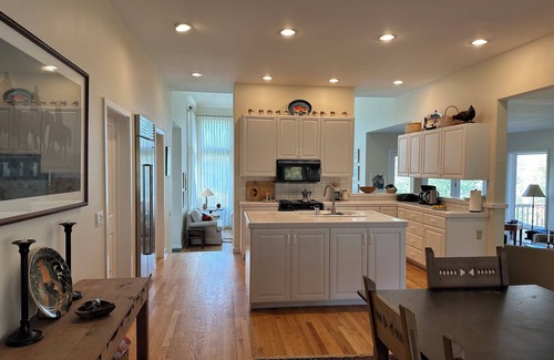 Sun Valley House | NEW ! 5 min from River Run Ski lift, 4 bdrm home, 2 frplaces, jacuzzi tub, deck