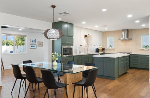 Cox Heights House | NEW 5 min to Old Town, Pool & Spa, 2 King Suites