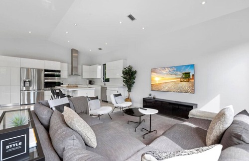 Fontainebleau Villa | New 5BR Villa with Pool and Jacuzzi sleeps 10