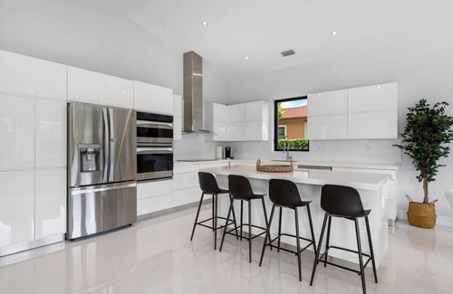 Fontainebleau Villa | New 5BR Villa with Pool and Jacuzzi sleeps 10