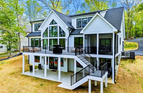 Livingston House | NEW 6BR Lakefront Lake Anna 5 Suites, Dock, Hot Tub