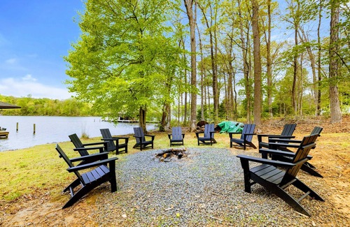 Livingston House | NEW 6BR Lakefront Lake Anna 5 Suites, Dock, Hot Tub