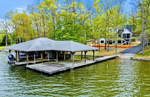 Livingston House | NEW 6BR Lakefront Lake Anna 5 Suites, Dock, Hot Tub