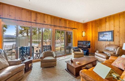 McCall House | New* 70s Lakefront condo - dock - pool - beach -