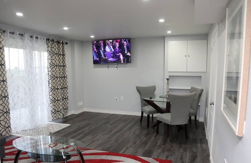 Woodstock House | New Adorable 1-Bedroom House Just off of HWY-401