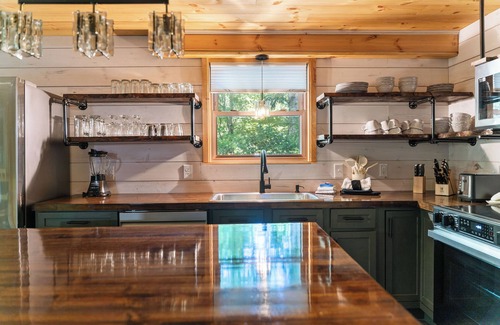 Rocky Grove Cabin | New! Amazing Running Creek! New Build w/Hot Tub!