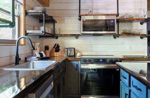 Rocky Grove Cabin | New! Amazing Running Creek! New Build w/Hot Tub!