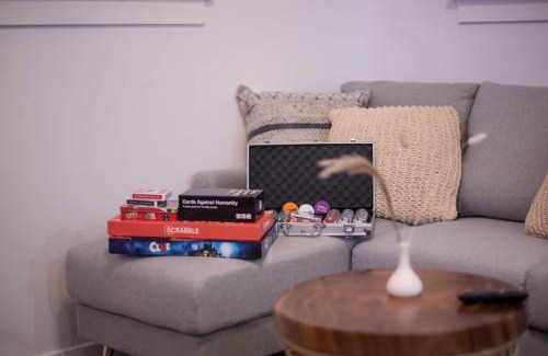 Hillcrest House | NEW Amazing Urban Oasis Spa-Fire-Deck-Gr8 Deal