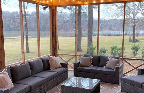 Northport House | NEW! Amazing Waterfront Home on Lake Tuscaloosa, flat walk to dock, 15 mi to UA