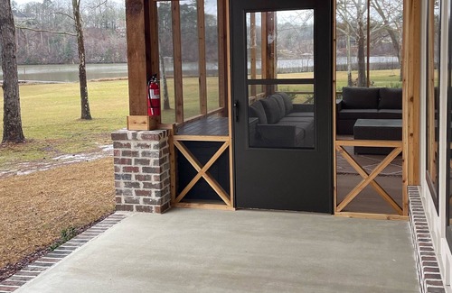 Northport House | NEW! Amazing Waterfront Home on Lake Tuscaloosa, flat walk to dock, 15 mi to UA