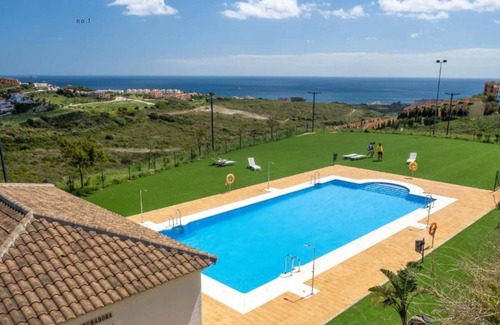 Puerto de la Duquesa Apartment | New and bright 3 bed apartment, 3min drive from an ecological reserved beach.