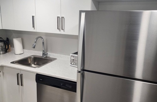 Saskatoon House | New and Cozy Brigthon Luxury Suite