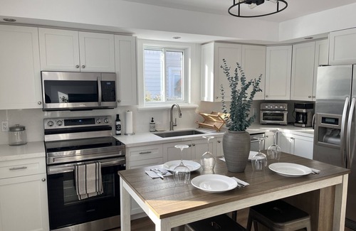 Meaford Ski Chalet | New and Cozy Cottage Steps to Georgian Bay. Pet & Family Friendly!