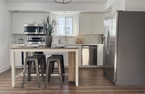 Meaford Ski Chalet | New and Cozy Cottage Steps to Georgian Bay. Pet & Family Friendly!
