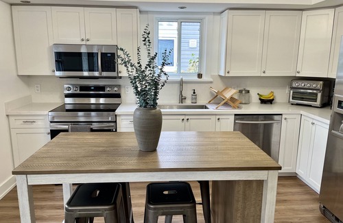 Meaford Ski Chalet | New and Cozy Cottage Steps to Georgian Bay. Pet & Family Friendly!