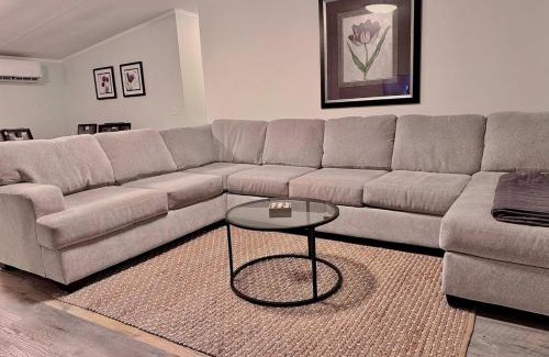 Beaufort House | New And Spacious. Pets Yes