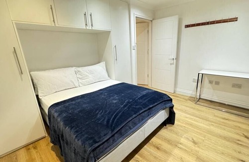 Broad Green Apartment | New Apartment in Croydon near Waddon Station!