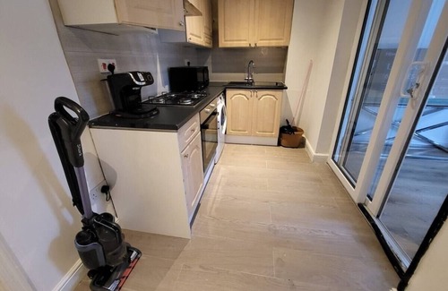 Broad Green Apartment | New Apartment in Croydon near Waddon Station!