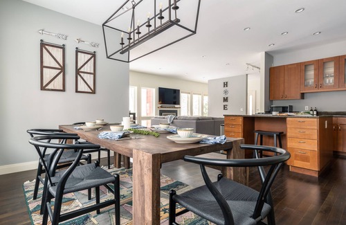 Saugatuck Cottage | NEW Artistic Modern Cottage/SCREENED Porch/Fire Pit/Giant Theater/Game RM