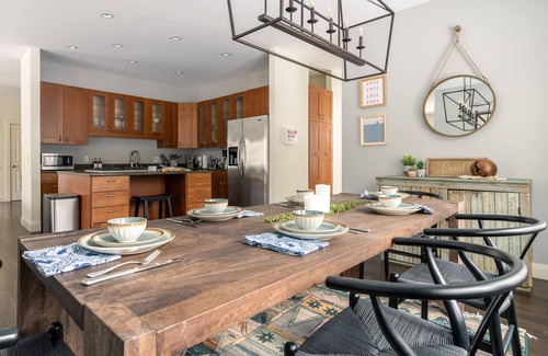Saugatuck Cottage | NEW Artistic Modern Cottage/SCREENED Porch/Fire Pit/Giant Theater/Game RM