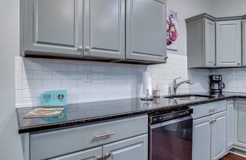 Highlands House | New! - At Home in the Highlands 4br/2ba Walkable!