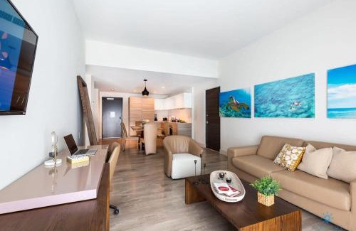 Hollywood Apartment | NEW!Beachfront Condo Resort- Balcony