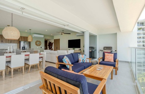 Las Glorias Condo | New Beachfront 4BD Deluxe Condo with 8 pools 4BD Condo for rent in North Hotel Z