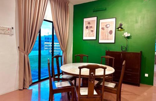 Tanjung Bungah House | (New) Beachside Antique Villa@14 pax