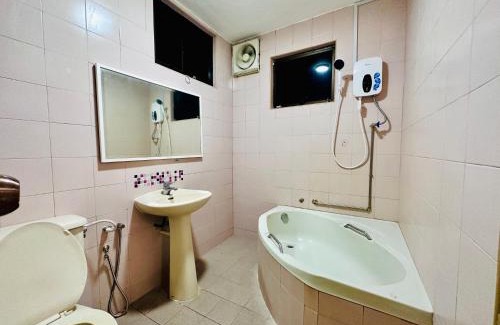 Tanjung Bungah House | (New) Beachside Antique Villa@14 pax