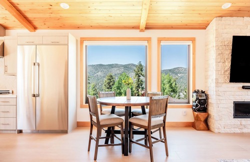 Castle Glen Estates Cabin | New! Bearadise ~ Relaxing Mountain Chalet
