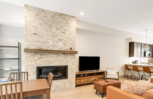 Silverthorne House | New beautiful condo w/private rooftop deck and amazing views, washer/dryer