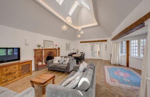 Little Chalfont House | NEW - Beautiful, spacious Beechwood Lodge with lovely gardens