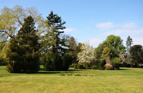 Little Chalfont House | NEW - Beautiful, spacious Beechwood Lodge with lovely gardens