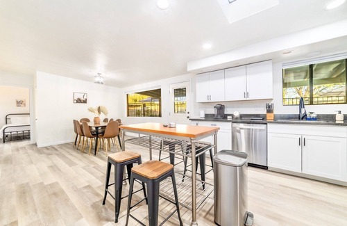 Tucson House | NEW Beautiful, Spacious Tucson OASIS 4BD/2.5BA, 11 Guests