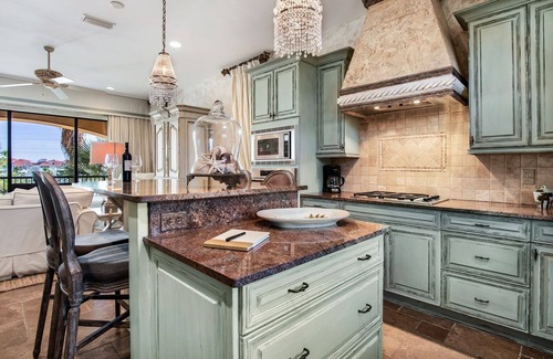 St. Tropez House | NEW~ Bella Beach ~ Sleeps 10 ~ Minutes to the Beach