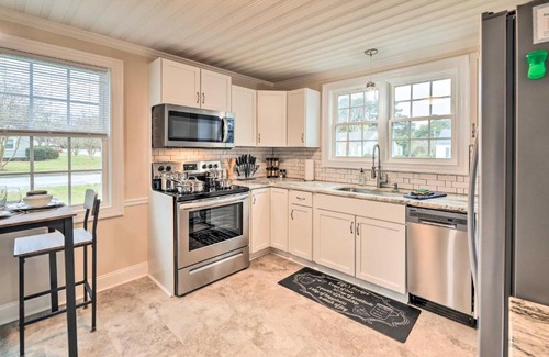 New Bern House | New Bern Retreat with Fire Pit about 1 Mi to Dtwn!