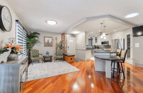 West Edmonton House | 🔥NEW ⭐️BEST TODAY⭐️ 4 Bedroom up to 8 people Home Close to WEM!